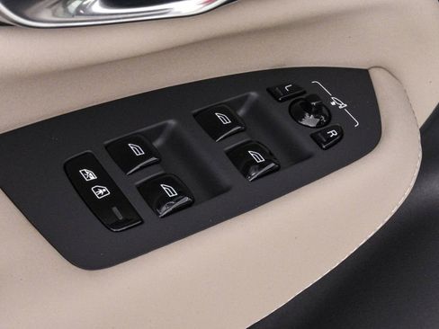 New 2025 Volvo XC90 B6 Core w/ Climate Package image 25