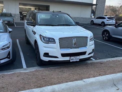 Used 2024 Lincoln Navigator L Reserve image 3