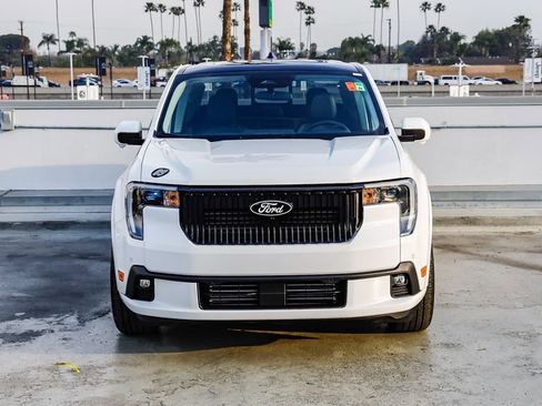 Used 2025 Ford Maverick Lobo image 3