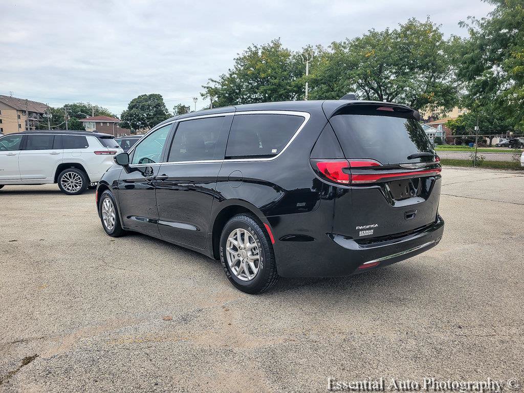 Used 2024 Chrysler Pacifica Touring-L FWD image 11