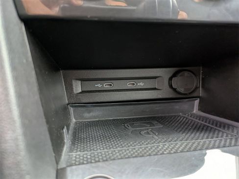 Used 2023 Volkswagen Taos SE w/ Panoramic Sunroof Package image 27