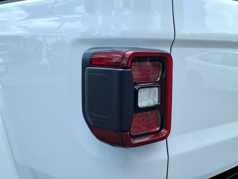 Used 2021 Jeep Gladiator Overland AWD/4WD image 17
