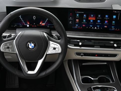 Certified 2025 BMW X7 xDrive40i w/ Executive Package image 17