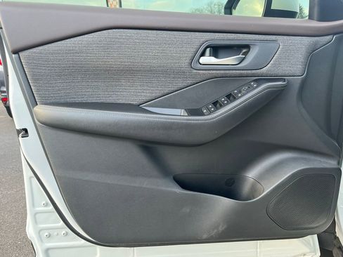 Used 2022 Nissan Rogue SV image 12