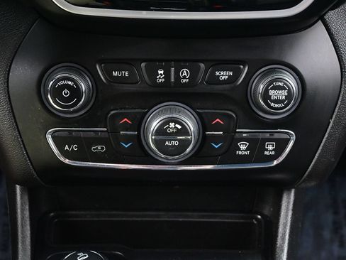 Used 2019 Jeep Cherokee Limited w/ Trailer Tow Group AWD/4WD image 24