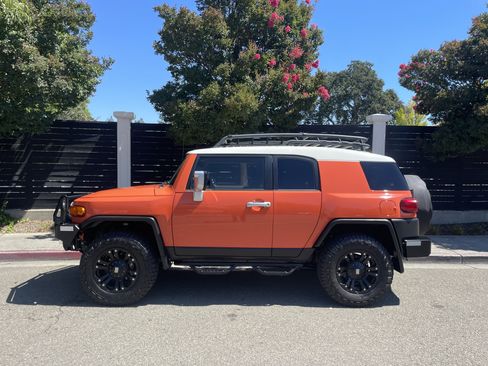Used 2013 Toyota FJ Cruiser 4WD w/ Upgrade Pkg image 1