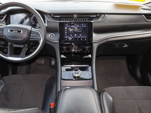 Used 2023 Jeep Grand Cherokee Altitude image 10