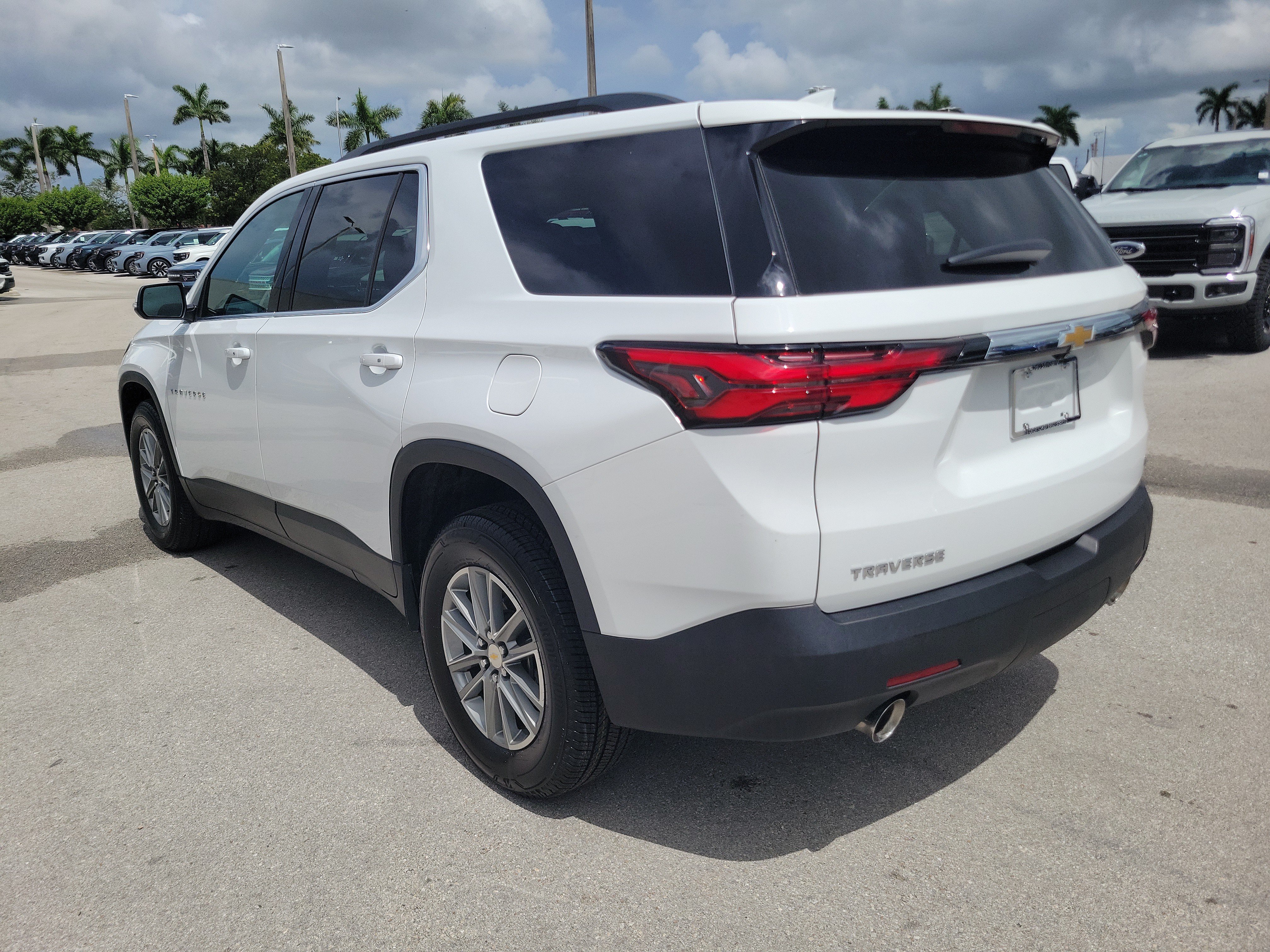 Used 2023 Chevrolet Traverse LT FWD image 7