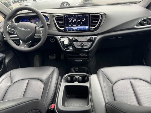 Used 2025 Chrysler Pacifica Select image 15