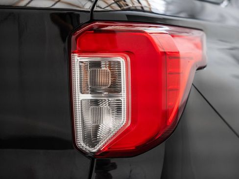 Used 2022 Ford Explorer XLT w/ Equipment Group 202A AWD/4WD image 8