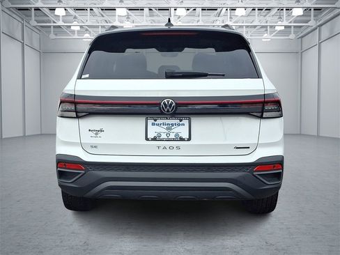 Certified 2025 Volkswagen Taos SE image 5