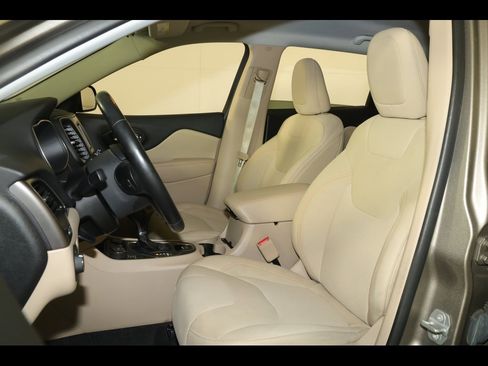 Used 2020 Jeep Cherokee Latitude w/ Cold Weather Group image 20