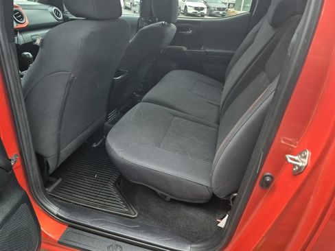 Used 2017 Toyota Tacoma TRD Sport image 12