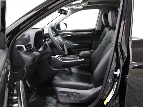 New 2026 Toyota Highlander Platinum image 5