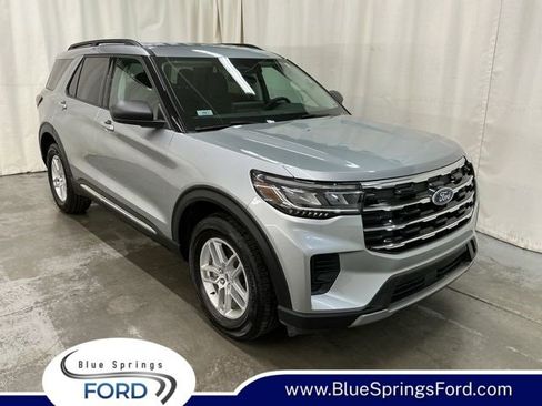 Used 2025 Ford Explorer Active image 1