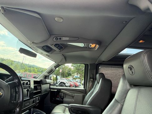 Used 2017 Chevrolet Express 2500 RWD image 16
