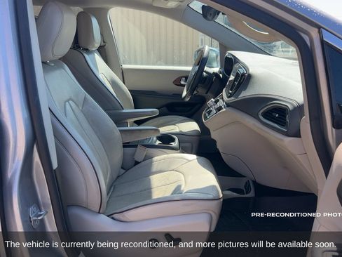Used 2017 Chrysler Pacifica Limited w/ UConnect Theater Package FWD image 15