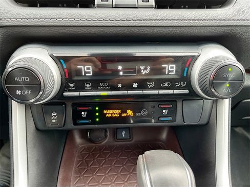 Used 2022 Toyota RAV4 Limited image 16