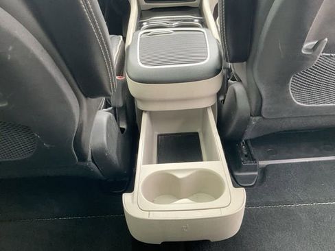 Used 2023 Chrysler Pacifica Limited image 18