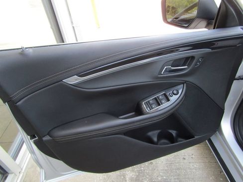 Used 2019 Chevrolet Impala LT FWD image 16