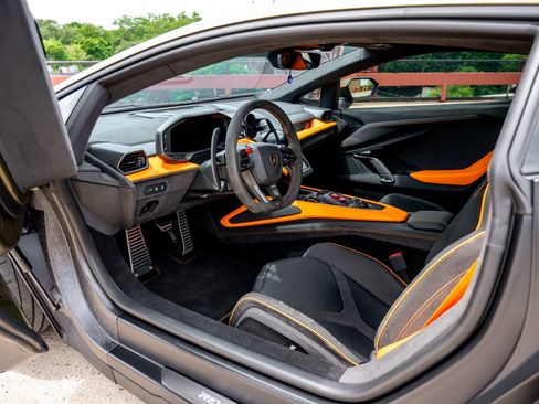 Used 2025 Lamborghini Revuelto AWD/4WD image 23