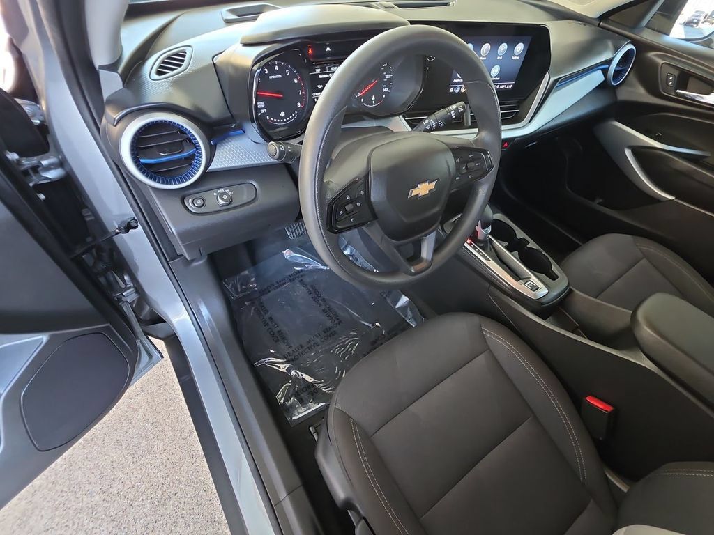 Used 2025 Chevrolet Trax LS FWD image 10