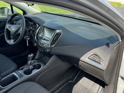 Used 2017 Chevrolet Cruze LT image 23