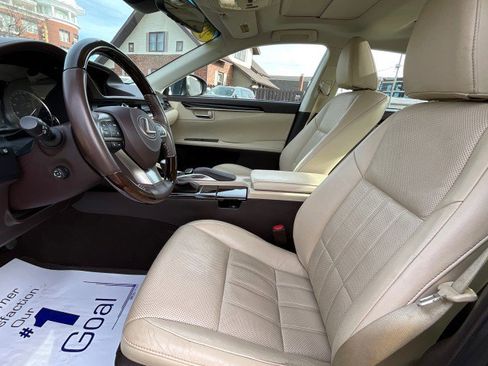 Used 2018 Lexus ES 350 w/ Luxury Package w/Wood Trim image 29