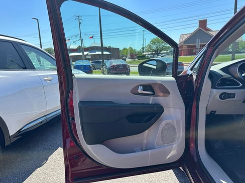 Used 2023 Chrysler Voyager LX FWD image 18