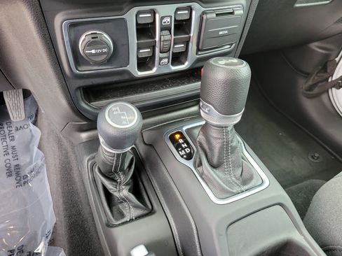 Used 2025 Jeep Wrangler Unlimited Sahara AWD/4WD image 25