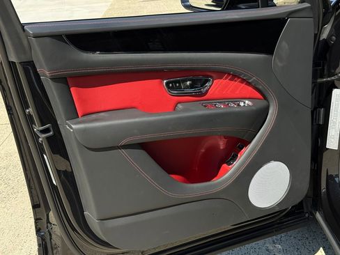 Used 2024 Bentley Bentayga image 12