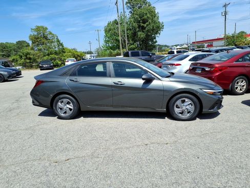 New 2026 Hyundai Elantra SE FWD image 2