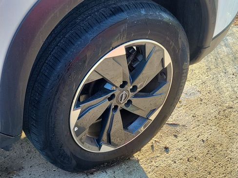 Certified 2025 Nissan Rogue SV image 5