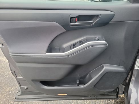 Used 2024 Toyota Highlander LE image 19