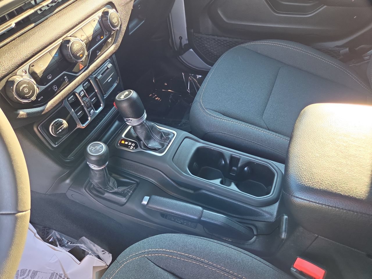 Used 2024 Jeep Wrangler Unlimited Sport AWD/4WD image 30
