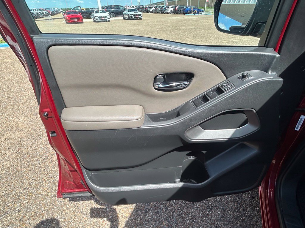 Used 2024 Nissan Frontier SV RWD image 11