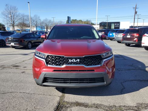 Used 2023 Kia Sorento LX image 2