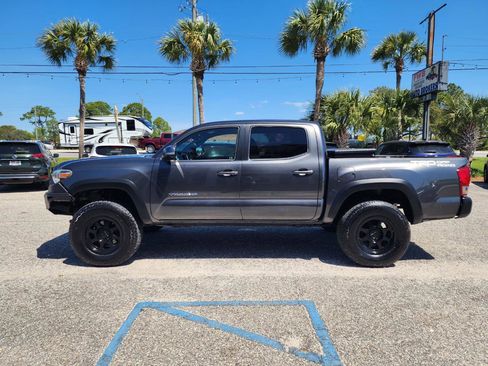 Used 2017 Toyota Tacoma TRD Off-Road w/ Tow Package image 2