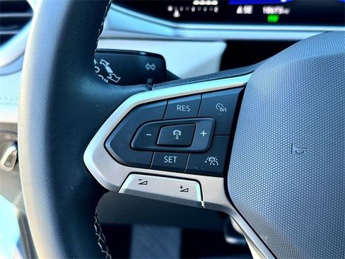 Certified 2025 Volkswagen Taos SE image 16