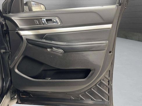 Used 2017 Ford Explorer XLT image 26