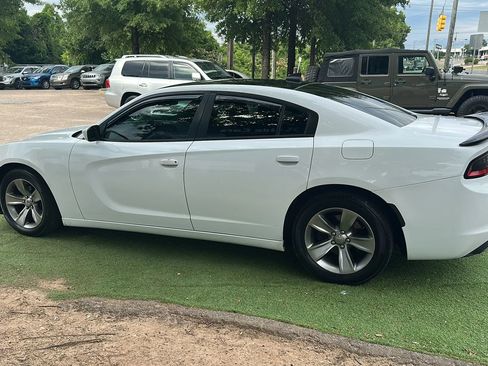 Used 2016 Dodge Charger SXT RWD image 4