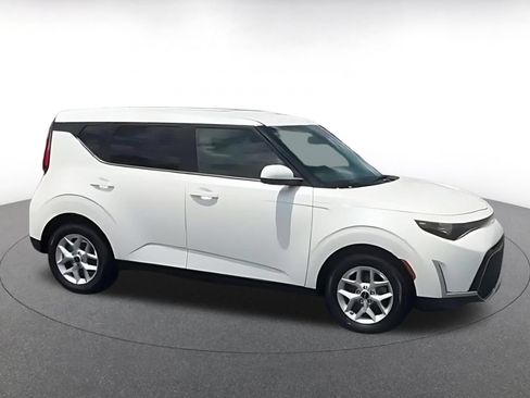Used 2025 Kia Soul LX w/ LX Technology Package FWD image 9