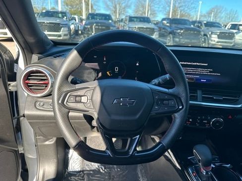 Used 2024 Chevrolet Trax RS w/ Sunroof Package image 9