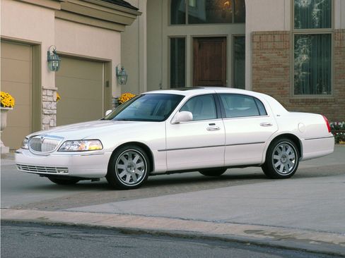 Used 2004 Lincoln Town Car Ultimate RWD image 1
