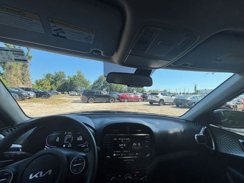 Used 2025 Kia Soul LX w/ LX Technology Package FWD image 32