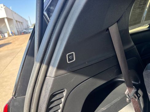 Used 2025 Chrysler Pacifica Select image 23