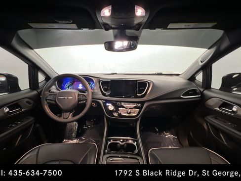 Used 2023 Chrysler Pacifica Limited w/ Uconnect Theater Family Group FWD image 9