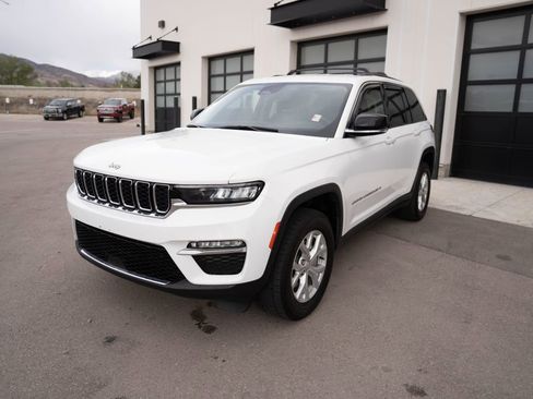 Used 2023 Jeep Grand Cherokee Limited AWD/4WD image 3
