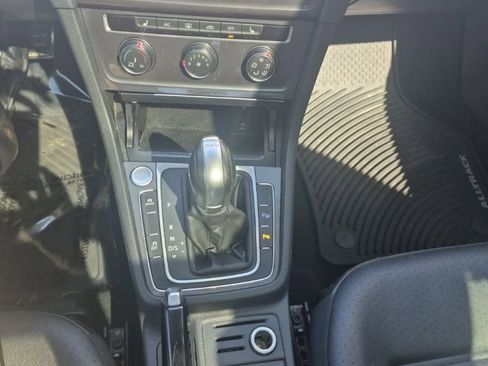 Used 2017 Volkswagen Golf Alltrack image 29