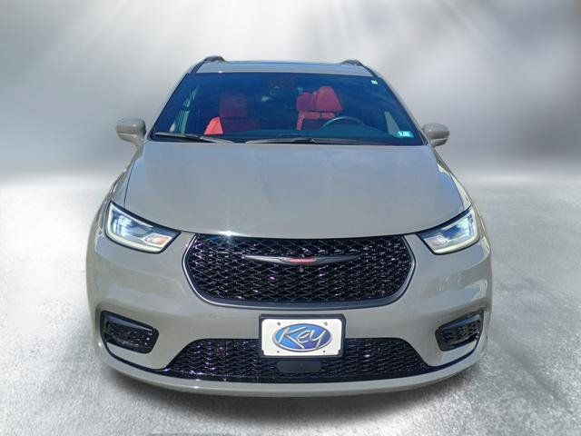 Used 2021 Chrysler Pacifica Limited w/ Uconnect Theater Family Group FWD image 9
